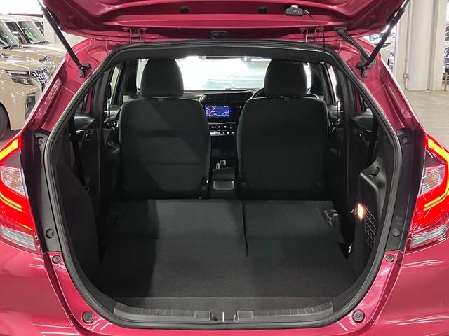 フィットハイブリッド S ホンダセンシング 寒冷地仕様 無限マフラー 衝突軽減ブレーキ 車線逸脱警報 アダプティブクルーズ パドルシフト ETC 純正ナビ バックカメラ BTオーディオ フルセグ スマートキー オートリトラミラー LEDランプ(16枚目)