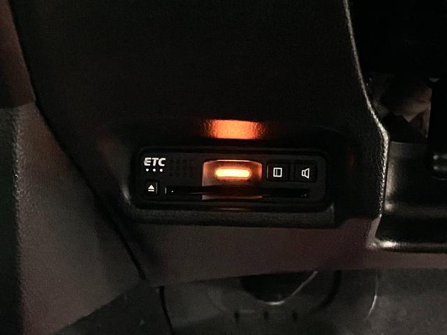 フィットハイブリッド S ホンダセンシング 寒冷地仕様 無限マフラー 衝突軽減ブレーキ 車線逸脱警報 アダプティブクルーズ パドルシフト ETC 純正ナビ バックカメラ BTオーディオ フルセグ スマートキー オートリトラミラー LEDランプ(19枚目)