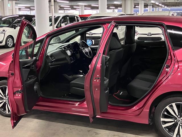 フィットハイブリッド S ホンダセンシング 寒冷地仕様 無限マフラー 衝突軽減ブレーキ 車線逸脱警報 アダプティブクルーズ パドルシフト ETC 純正ナビ バックカメラ BTオーディオ フルセグ スマートキー オートリトラミラー LEDランプ(22枚目)