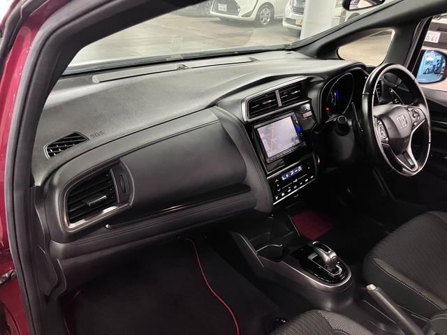 フィットハイブリッド S ホンダセンシング 寒冷地仕様 無限マフラー 衝突軽減ブレーキ 車線逸脱警報 アダプティブクルーズ パドルシフト ETC 純正ナビ バックカメラ BTオーディオ フルセグ スマートキー オートリトラミラー LEDランプ(23枚目)