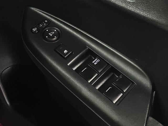 フィットハイブリッド S ホンダセンシング 寒冷地仕様 無限マフラー 衝突軽減ブレーキ 車線逸脱警報 アダプティブクルーズ パドルシフト ETC 純正ナビ バックカメラ BTオーディオ フルセグ スマートキー オートリトラミラー LEDランプ(41枚目)