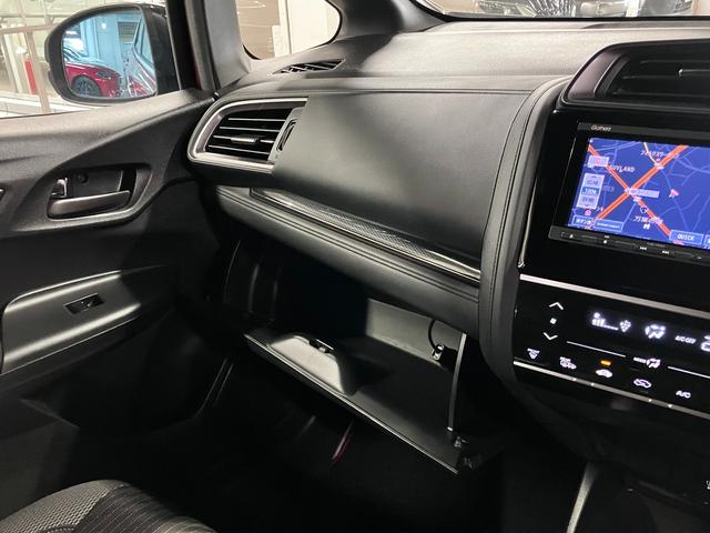 フィットハイブリッド S ホンダセンシング 寒冷地仕様 無限マフラー 衝突軽減ブレーキ 車線逸脱警報 アダプティブクルーズ パドルシフト ETC 純正ナビ バックカメラ BTオーディオ フルセグ スマートキー オートリトラミラー LEDランプ(42枚目)