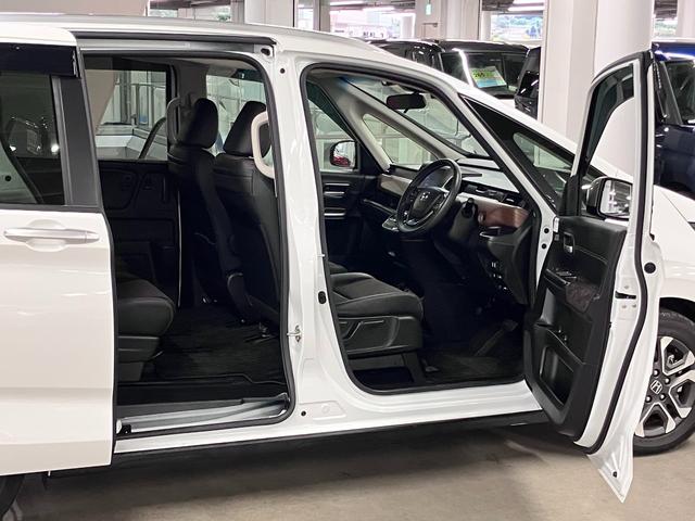 フリードハイブリッド ハイブリッド・クロスターホンダセンシング 衝突軽減ブレーキ 車線逸脱警報 アダプティブクルーズ ETC 純正9インチナビ 両側パワースライド バックカメラ BTオーディオ フルセグTV USB スマートキー オートリトラミラー LEDランプ(12枚目)