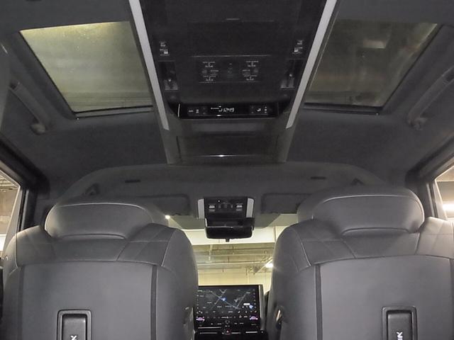 アルファードハイブリッド エグゼクティブラウンジ　左右独立ムーンルーフ　デジタルミラー　モデリスタエアロ　トヨタチームメイト　パノラミックビュー　後席モニター　純正１４型ＪＢＬナビ　本革シート　前後席ベンチレーション　セーフティセンス　ＥＴＣ２．０　パワーバックドア　両側パワースライド（17枚目）