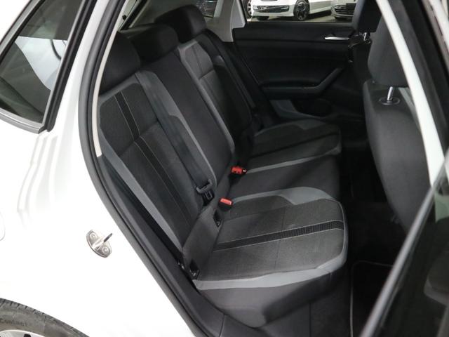 ポロ ＴＳＩハイライン　セーフティＰＫＧ　テクノロジーＰＫＧ　パークアシスト　ＢＳＤ・ＲＣＴＡ　追従ＡＣＣ　アクティブインフォディスプレイ　ワイヤレス充電　ＤｉｓｃｏｖｅｒＰｒｏ　バックカメラ　ＢＴオーディオ　フルセグ　ＣＤ・ＤＶＤ　ＥＴＣ２．０　パドルシフト（12枚目）