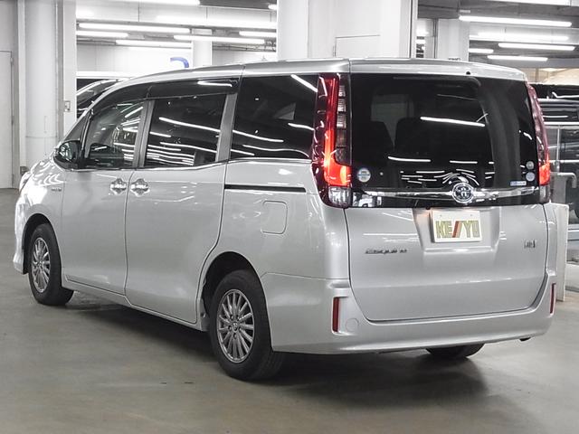 エスクァイア ハイブリッドＧｉ　両側電動スライド　シートヒーター　合皮シート　おくだけ充電　純正ナビ　バックカメラ　Ｂｌｕｅｔｏｏｔｈオーディオ　フルセグＴＶ　ＣＤ・ＤＶＤ　ＥＴＣ　クルコン　ＬＥＤライト　純正１５ＡＷ　スマートキー（8枚目）