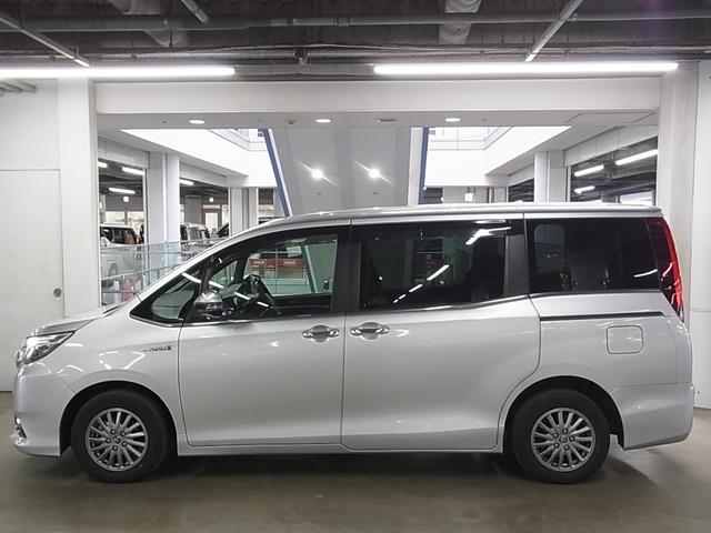 エスクァイア ハイブリッドＧｉ　両側電動スライド　シートヒーター　合皮シート　おくだけ充電　純正ナビ　バックカメラ　Ｂｌｕｅｔｏｏｔｈオーディオ　フルセグＴＶ　ＣＤ・ＤＶＤ　ＥＴＣ　クルコン　ＬＥＤライト　純正１５ＡＷ　スマートキー（10枚目）