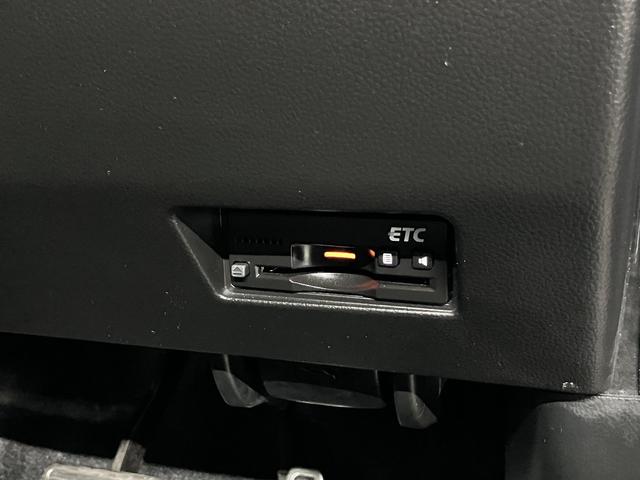 スイフトスポーツ ベースグレード　セーフティパッケージ　全方位モニター　シートヒーター　誤発進抑制機能　アダプティブクルーズ　純正ナビ　ＢＴオーディオ　フルセグＴＶ　ＣＤ・ＤＶＤ　ＵＳＢ端子　ＥＴＣ　パドルシフト　スマートキー　ＬＥＤライト　純正１７ＡＷ（20枚目）