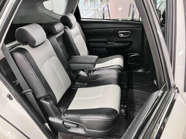 プリウスアルファ Ｇ　スタリングパッケージ／フロントスポイラー　ＴＲＤマフラー＆１９ＡＷ　オーリンズ車高調　アルパインリアモニター　純正８型ナビ　バックカメラ　ＢＴオーディオ　フルセグ　ＥＴＣ２．０　スマートキー　クルーズコントロール　パワーシート　ＬＥＤランプ（14枚目）