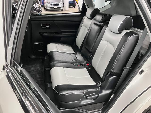 プリウスアルファ Ｇ　スタリングパッケージ／フロントスポイラー　ＴＲＤマフラー＆１９ＡＷ　オーリンズ車高調　アルパインリアモニター　純正８型ナビ　バックカメラ　ＢＴオーディオ　フルセグ　ＥＴＣ２．０　スマートキー　クルーズコントロール　パワーシート　ＬＥＤランプ（24枚目）