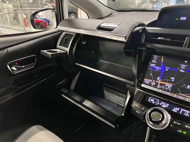 プリウスアルファ Ｇ　スタリングパッケージ／フロントスポイラー　ＴＲＤマフラー＆１９ＡＷ　オーリンズ車高調　アルパインリアモニター　純正８型ナビ　バックカメラ　ＢＴオーディオ　フルセグ　ＥＴＣ２．０　スマートキー　クルーズコントロール　パワーシート　ＬＥＤランプ（46枚目）