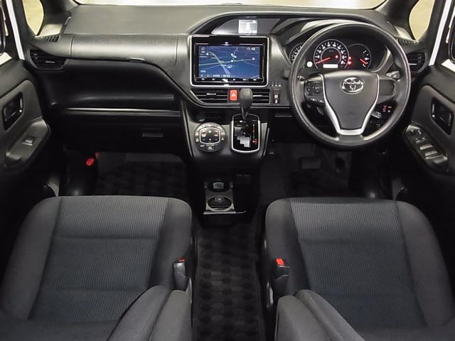 ノア Ｘ　フリップダウンモニター　純正９インチナビ　セーフティセンス　ＥＴＣ　両側スライドドア　バックカメラ　ＣＤ・ＤＶＤ　ＢＴオーディオ　フルセグＴＶ　ＵＳＢ　スマートキー　クルーズコントロール　ＬＥＤランプ（4枚目）