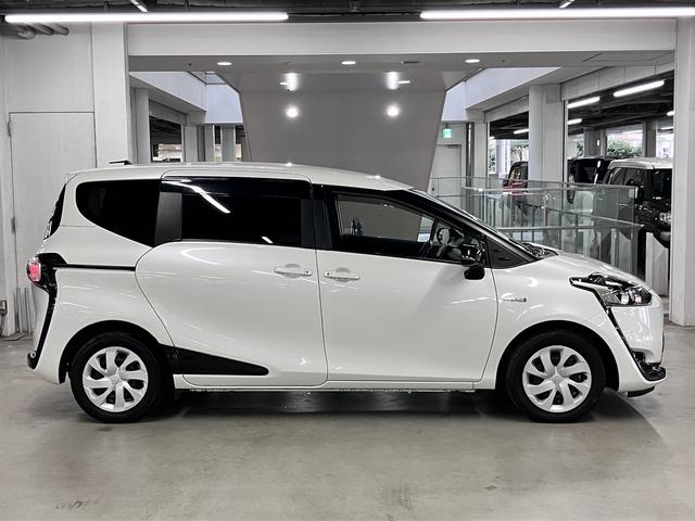 シエンタ ハイブリッドＧ　トヨタセーフティセンス　フリップダウンモニター　両側電動スライドドア　純正ナビ　バックカメラ　Ｂｌｕｅｔｏｏｔｈオーディオ　フルセグＴＶ　ＣＤ・ＤＶＤ　ＥＴＣ　スマートキー　オートエアコン　電動格納ドアミラー　サイドバイザー（9枚目）