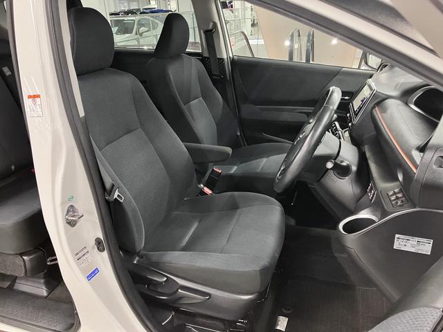 シエンタ ハイブリッドＧ　トヨタセーフティセンス　フリップダウンモニター　両側電動スライドドア　純正ナビ　バックカメラ　Ｂｌｕｅｔｏｏｔｈオーディオ　フルセグＴＶ　ＣＤ・ＤＶＤ　ＥＴＣ　スマートキー　オートエアコン　電動格納ドアミラー　サイドバイザー（12枚目）