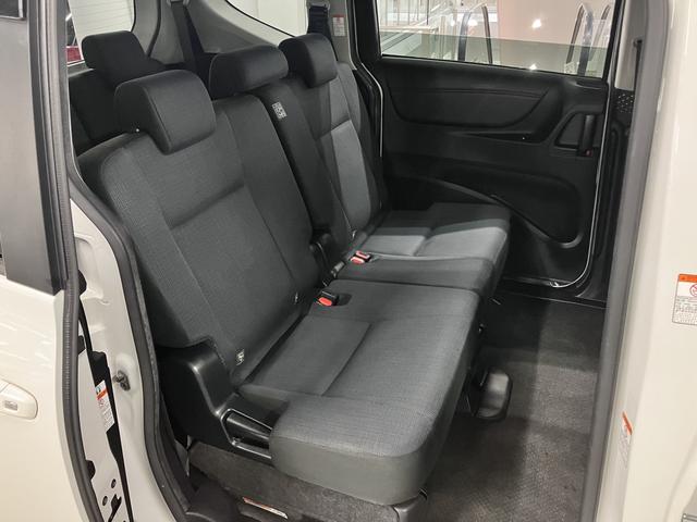 シエンタ ハイブリッドＧ　トヨタセーフティセンス　フリップダウンモニター　両側電動スライドドア　純正ナビ　バックカメラ　Ｂｌｕｅｔｏｏｔｈオーディオ　フルセグＴＶ　ＣＤ・ＤＶＤ　ＥＴＣ　スマートキー　オートエアコン　電動格納ドアミラー　サイドバイザー（13枚目）