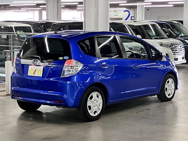 フィットハイブリッド ベースグレード ワンオーナー クルーズコントロール Gathersオーディオ CD再生 USB・AUX端子 FM・AMラジオ オートエアコン ECON 電動格納ドアミラー キーレスエントリー ヘッドライトレベライザー(3枚目)