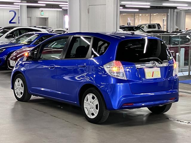 フィットハイブリッド ベースグレード ワンオーナー クルーズコントロール Gathersオーディオ CD再生 USB・AUX端子 FM・AMラジオ オートエアコン ECON 電動格納ドアミラー キーレスエントリー ヘッドライトレベライザー(8枚目)