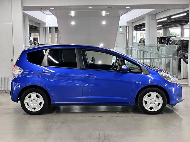 フィットハイブリッド ベースグレード ワンオーナー クルーズコントロール Gathersオーディオ CD再生 USB・AUX端子 FM・AMラジオ オートエアコン ECON 電動格納ドアミラー キーレスエントリー ヘッドライトレベライザー(9枚目)