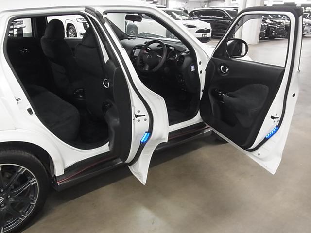 ジューク ニスモ　４ＷＤ　ターボ　純正ナビ　バックカメラ　フルセグＴＶ　ＣＤ再生　ＡＵＸ端子　ＥＴＣ　ニスモ専用スポーツシート＆ステアリング　オートエアコン　電動格納ドアミラー　インテリキー　キセノンヘッドライト　専用１８インチアルミ（23枚目）