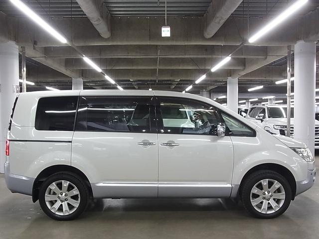 デリカD:5 シャモニー 4WD フリップダウンモニター 両側スライドドア ETC シートヒーター 純正ナビ フロント・サイド・バックカメラ CD・DVD再生 TV スマートキー クルコン パドルシフト コーナーセンサー HIDランプ(9枚目)