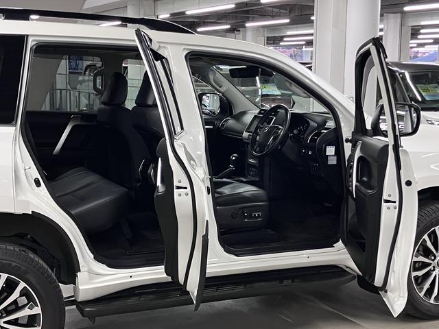 ランドクルーザープラド ＴＸ　Ｌパッケージ　４ＷＤ　ディーゼル　ワンオーナー　ムーンルーフ　純正９インチナビ　ＥＴＣ２．０　本革電動シート　シートベンチレーション　クリアランスソナー　バックカメラ　ＢＴオーディオ　フルセグ　ＣＤ・ＤＶＤ　オプション１９インチＡＷ　ルーフレール（12枚目）