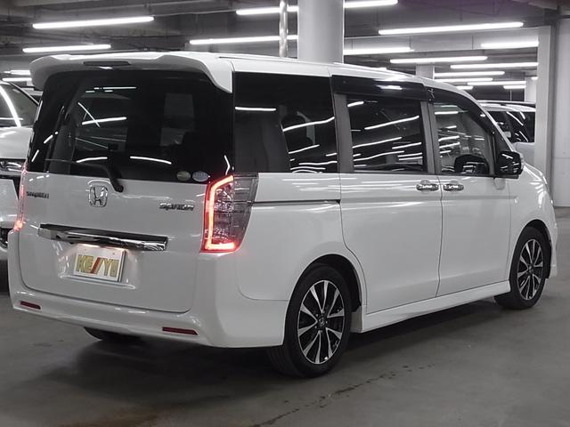 ステップワゴンスパーダ Ｚ　クールスピリット　後席モニター　純正９インチナビ　両側パワースライド　バックカメラ　フルセグＴＶ　ＣＤ・ＤＶＤ　ＥＴＣ　クルーズコントロール　パドルシフト　レザー調コンビシート　スマートキー　ＨＩＤライト　純正１７ＡＷ（3枚目）