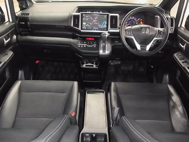 ステップワゴンスパーダ Ｚ　クールスピリット　後席モニター　純正９インチナビ　両側パワースライド　バックカメラ　フルセグＴＶ　ＣＤ・ＤＶＤ　ＥＴＣ　クルーズコントロール　パドルシフト　レザー調コンビシート　スマートキー　ＨＩＤライト　純正１７ＡＷ（4枚目）