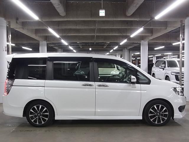 ステップワゴンスパーダ Ｚ　クールスピリット　後席モニター　純正９インチナビ　両側パワースライド　バックカメラ　フルセグＴＶ　ＣＤ・ＤＶＤ　ＥＴＣ　クルーズコントロール　パドルシフト　レザー調コンビシート　スマートキー　ＨＩＤライト　純正１７ＡＷ（9枚目）