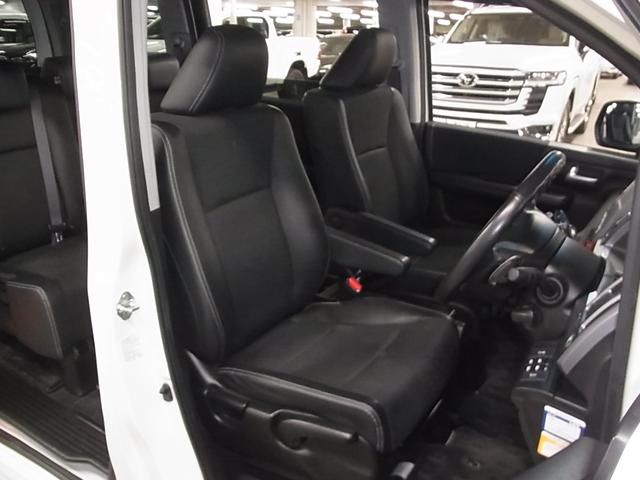 ステップワゴンスパーダ Ｚ　クールスピリット　後席モニター　純正９インチナビ　両側パワースライド　バックカメラ　フルセグＴＶ　ＣＤ・ＤＶＤ　ＥＴＣ　クルーズコントロール　パドルシフト　レザー調コンビシート　スマートキー　ＨＩＤライト　純正１７ＡＷ（12枚目）