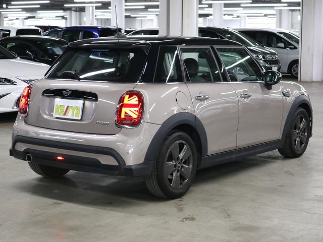 ＭＩＮＩ クーパー　ターボ　ドライビングアシスト　ＥＴＣ２．０　パーキングアシスト　純正ナビ　バックカメラ　ＢＴオーディオ　ＵＳＢ端子　スマートキー　クルーズコントロール　パーキングセンサー　ＬＥＤランプ　１６ＡＷ　スペアキー有（3枚目）