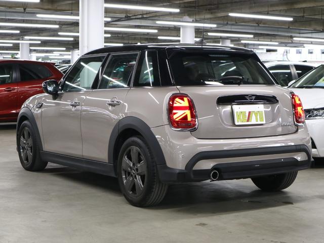 ＭＩＮＩ クーパー　ターボ　ドライビングアシスト　ＥＴＣ２．０　パーキングアシスト　純正ナビ　バックカメラ　ＢＴオーディオ　ＵＳＢ端子　スマートキー　クルーズコントロール　パーキングセンサー　ＬＥＤランプ　１６ＡＷ　スペアキー有（8枚目）