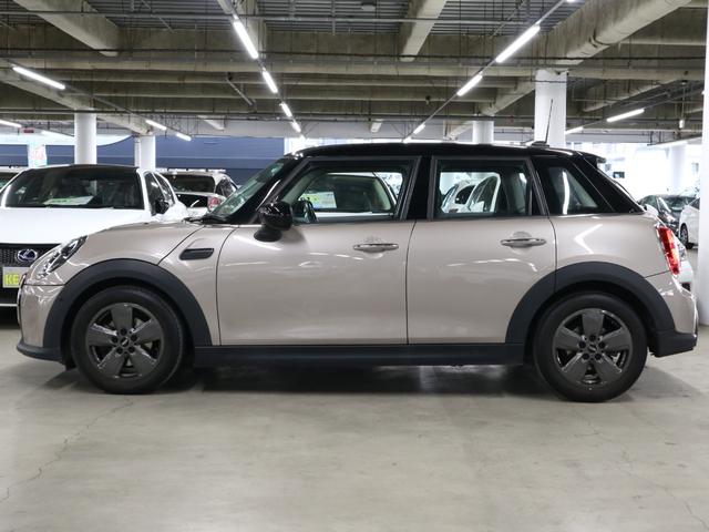 ＭＩＮＩ クーパー　ターボ　ドライビングアシスト　ＥＴＣ２．０　パーキングアシスト　純正ナビ　バックカメラ　ＢＴオーディオ　ＵＳＢ端子　スマートキー　クルーズコントロール　パーキングセンサー　ＬＥＤランプ　１６ＡＷ　スペアキー有（10枚目）