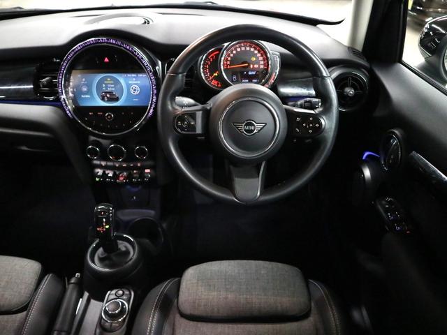 ＭＩＮＩ クーパー　ターボ　ドライビングアシスト　ＥＴＣ２．０　パーキングアシスト　純正ナビ　バックカメラ　ＢＴオーディオ　ＵＳＢ端子　スマートキー　クルーズコントロール　パーキングセンサー　ＬＥＤランプ　１６ＡＷ　スペアキー有（11枚目）