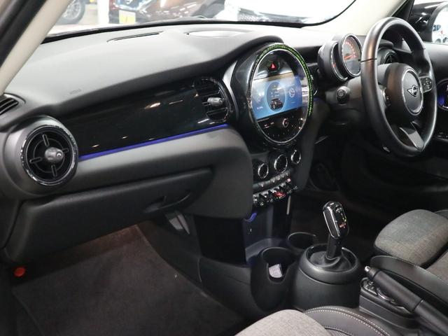 ＭＩＮＩ クーパー　ターボ　ドライビングアシスト　ＥＴＣ２．０　パーキングアシスト　純正ナビ　バックカメラ　ＢＴオーディオ　ＵＳＢ端子　スマートキー　クルーズコントロール　パーキングセンサー　ＬＥＤランプ　１６ＡＷ　スペアキー有（23枚目）