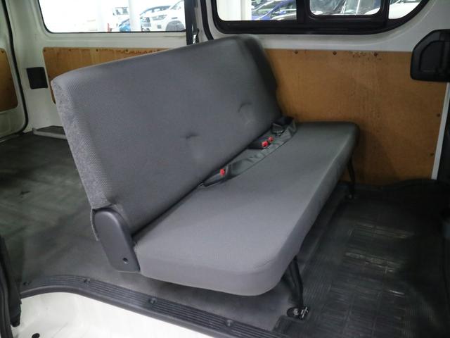 ハイエースバン ロングＤＸ　両側スライドドア　ＡＭ・ＦＭラジオ　ＡＵＸ　ミュージックプレイヤー接続可　キーレスエントリー　盗難防止システム　マニュアルエアコン　ヘッドライトレベライザー　パワーウィンドウ　スペアキー有（14枚目）