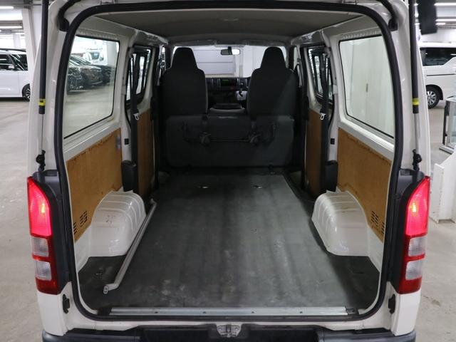 ハイエースバン ロングＤＸ　両側スライドドア　ＡＭ・ＦＭラジオ　ＡＵＸ　ミュージックプレイヤー接続可　キーレスエントリー　盗難防止システム　マニュアルエアコン　ヘッドライトレベライザー　パワーウィンドウ　スペアキー有（16枚目）