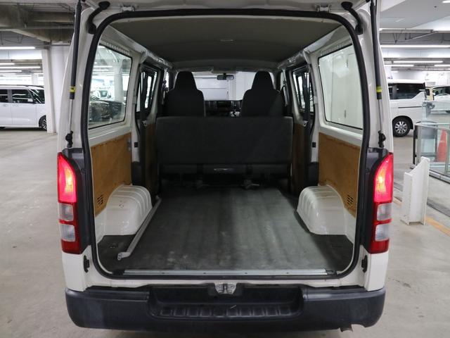 ハイエースバン ロングＤＸ　両側スライドドア　ＡＭ・ＦＭラジオ　ＡＵＸ　ミュージックプレイヤー接続可　キーレスエントリー　盗難防止システム　マニュアルエアコン　ヘッドライトレベライザー　パワーウィンドウ　スペアキー有（25枚目）