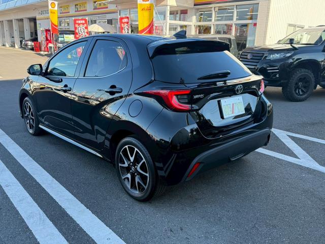 ヤリス Ｚ　６速マニュアル　パノラミックビュー　カラーＨＵＤ　ＢＳＭ・ＲＣＴＡ　シート・ステアヒーター　純正８インチディスプレイ＆ナビ　セーフティセンス　ＥＴＣ２．０　ＢＴオーディオ　フルセグ　ＬＥＤランプ　オプション１６ＡＷ（12枚目）