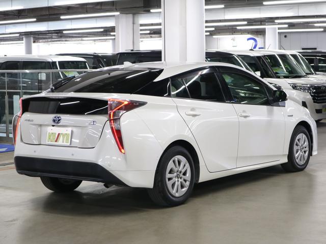 プリウス Ｓセーフティプラス　パーキングアシスト　ＨＵＤ　純正９インチナビ　ＥＴＣ２．０　バックカメラ　ＢＴオーディオ　フルセグＴＶ　ＣＤ・ＤＶＤ　セーフティセンス　誤発進抑制　レーダークルーズ　車線逸脱警報　ＬＥＤライト　スマートキー　スペアキー（3枚目）