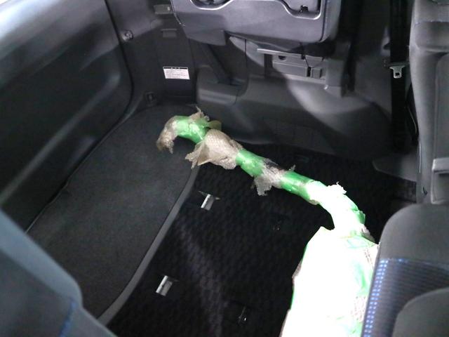 ヴォクシー ZS 煌 ワンオーナー アドミレイションエアロ フリップダウンモニター 両側パワースライドドア 純正ナビ バックカメラ フルセグTV CD・DVD AUX端子 ETC パドルシフト スマートキー HIDヘッドランプ 社外AW(11枚目)