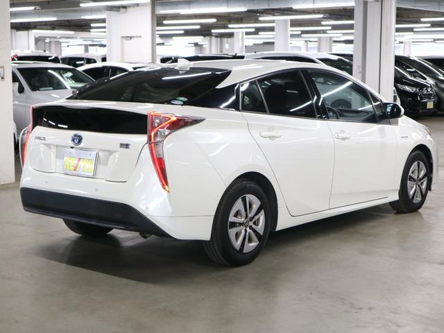 プリウス Ａ　ワンオーナー　パーキングアシスト　ＢＳＭ　ＨＵＤ　セーフティセンスＰ　ＥＴＣ　純正９インチナビ　バックカメラ　ＣＤ・ＤＶＤ再生　ＢＴオーディオ　フルセグＴＶ　スマートキー　クリアランスソナー　ＬＥＤランプ　１５ＡＷ（3枚目）