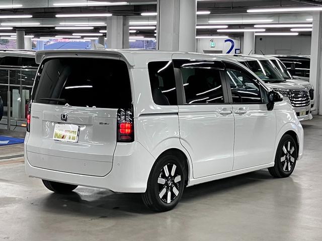 フリード ｅ：ＨＥＶエアー　ＥＸ　ワンオーナー　純正エアロバンパー・テールゲートスポイラー　マルチビューカメラ　ＢＳＩ・後退出庫サポート　純正１１．４インチナビ　ホンダセンシング　ＥＴＣ　シートヒーター　両側パワースライドドア　パーキングセンサー（3枚目）