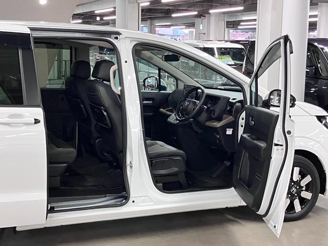 フリード ｅ：ＨＥＶエアー　ＥＸ　ワンオーナー　純正エアロバンパー・テールゲートスポイラー　マルチビューカメラ　ＢＳＩ・後退出庫サポート　純正１１．４インチナビ　ホンダセンシング　ＥＴＣ　シートヒーター　両側パワースライドドア　パーキングセンサー（12枚目）