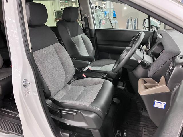 フリード ｅ：ＨＥＶエアー　ＥＸ　ワンオーナー　純正エアロバンパー・テールゲートスポイラー　マルチビューカメラ　ＢＳＩ・後退出庫サポート　純正１１．４インチナビ　ホンダセンシング　ＥＴＣ　シートヒーター　両側パワースライドドア　パーキングセンサー（13枚目）