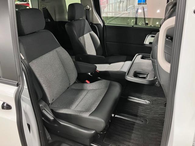 フリード ｅ：ＨＥＶエアー　ＥＸ　ワンオーナー　純正エアロバンパー・テールゲートスポイラー　マルチビューカメラ　ＢＳＩ・後退出庫サポート　純正１１．４インチナビ　ホンダセンシング　ＥＴＣ　シートヒーター　両側パワースライドドア　パーキングセンサー（14枚目）