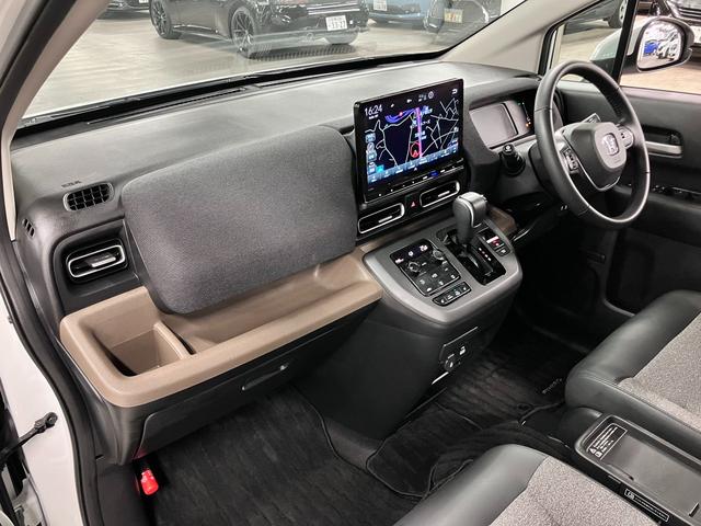 フリード ｅ：ＨＥＶエアー　ＥＸ　ワンオーナー　純正エアロバンパー・テールゲートスポイラー　マルチビューカメラ　ＢＳＩ・後退出庫サポート　純正１１．４インチナビ　ホンダセンシング　ＥＴＣ　シートヒーター　両側パワースライドドア　パーキングセンサー（23枚目）