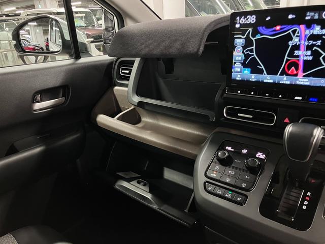 フリード ｅ：ＨＥＶエアー　ＥＸ　ワンオーナー　純正エアロバンパー・テールゲートスポイラー　マルチビューカメラ　ＢＳＩ・後退出庫サポート　純正１１．４インチナビ　ホンダセンシング　ＥＴＣ　シートヒーター　両側パワースライドドア　パーキングセンサー（41枚目）