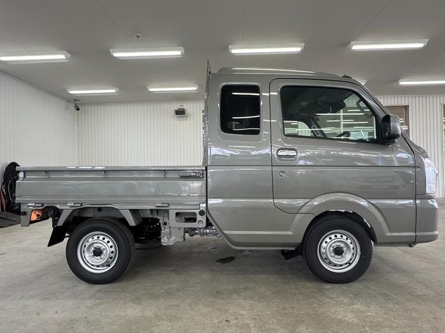 スーパーキャリイ Ｘ　４ＷＤ／５ＭＴ／届出済未使用車／リクライニングシート／　デュアルカメラブレーキサポート／車線逸脱警報／パーキングセンサー／ＬＥＤ荷台作業灯／ＬＥＤヘッドライト／フォグ／オーバーヘッドシェルフ電動格納ミラー／パワーウインドウ／キーレス／アイドリングストップ（12枚目）