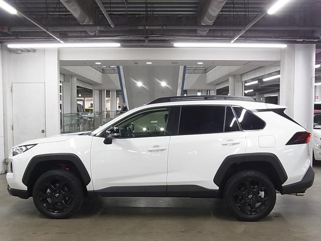 ＲＡＶ４ アドベンチャー　オフロードパッケージ　４ＷＤ　ワンオーナー　デジタルインナーミラー　ＢＳＭ・ＲＣＴＡ　シートベンチレーション　ステアヒーター　カロッツェリア９型ナビ　セーフティセンス　ＥＴＣ２．０　パワーバックドア　バックカメラ　ＢＴオーディオ　ＬＥＤランプ（10枚目）