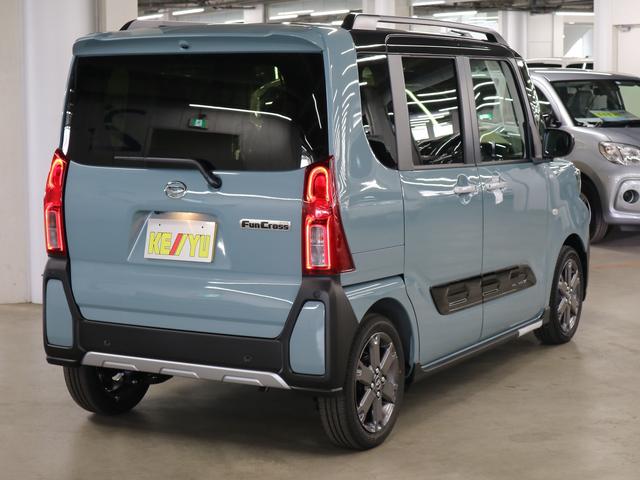 タント ファンクロスターボ　届け出済み未使用車　スマートアシスト　スマートクルーズパック　パノラマモニター　新品ナビ取付　ＥＴＣ　シートヒーター　両側電動スライド　誤発進抑制機能　追従クルコン　コーナーセンサー　後席テーブル＆サンシェード　ルーフレール　ＬＥＤライト（9枚目）